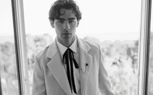 إطلالة جو جوناس الأخيرة تستحضر زي مؤسس كنتاكي الشهير