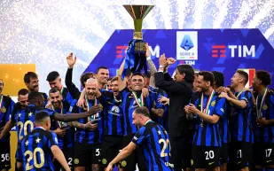 إنتر ميلان في مهب الريح.. الديون تحاصر النادي وشركة أمريكية قد تستحوذ عليه