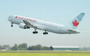 خبراء: 4 عادات تجنبها فورًا على متن الطائرة