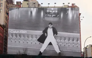 بعد 5 سنوات من التوقف.. "كالفن كلاين" تعود إلى منصات عروض الأزياء