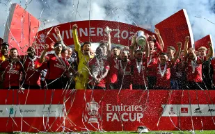 مانشستر يونايتد يداوي جراحه بإحرازه لقب كأس إنجلترا على حساب "السيتي"