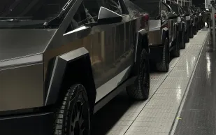 التقنية حاضرة دائمًا.. تعرف على سيارات أشهر رواد التكنولوجيا (فيديو)