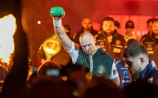 فيوري يُظهر جانبه الأبوي.. لقطات نادرة مع أبنائه بعد الهزيمة (صور)