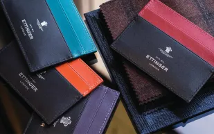 أناقة وأمان لمتعلقاتك.. أفضل حافظات الكروت الرجالية من العلامات الفاخرة