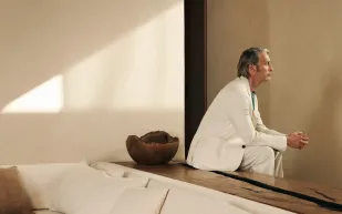 أنيقة وجذابة: أفضل 5 سترات Blazer تناسب جميع الأذواق من العلامات الفاخرة