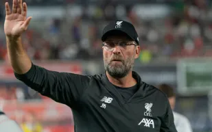 كلوب مهدد بالإيقاف وحرمانه من "مباراة الوداع" لجماهير ليفربول