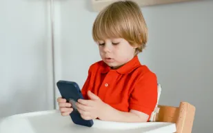 تقرير يحذر: أضرار صادمة لاستخدام الأطفال الهاتف المحمول قبل عمر الـ 13
