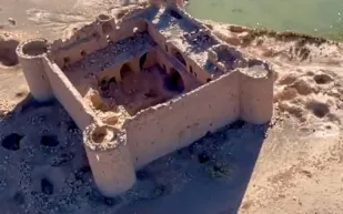 لقطات رائعة لقلعة صحراوية كانت تستخدم لحماية درب الحج (فيديو)