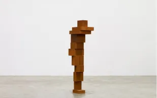 منحوتة "WRAP" لـ"أنتوني غورملي" للبيع في مزاد مقابل 500 ألف جنيه إسترليني