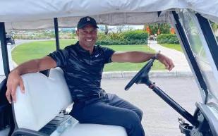 بثروة تتجاوز المليار دولار.. ما السيارات التي يقودها "تايجر وودز"؟ (فيديو)