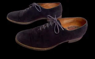 "زوج مميز من التذكارات".. بيع حذاء إلفيس بريسلي بـ120 ألف دولار في مزاد