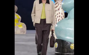 ملابس من "خزف" في عرض "ديور" للأزياء الرجالية لصيف 2025