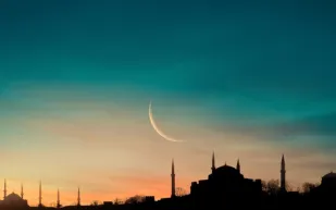 المحكمة العليا في السعودية تدعو لتحري هلال ذي الحجة.. غدًا