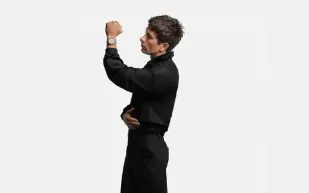 باري كيوغان يتعاون مع أوميغا لإصدار جديد من ساعة Speedmaster Moonwatch (صور)