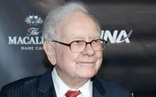 رغم ثروته المليارية.. قيمة شيك الضمان الاجتماعي لـ"وارن بافيت" لا تتجاوز 5 آلاف دولار