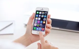 ثورة في آيفون 16: "أبل" تطوّر بطارية قابلة للإزالة