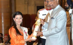 السعودية نوف المروعي ضمن أكثر 5 سيدات مؤثرات في عالم اليوغا عالميًا