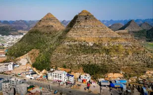 مشابهة للأهرامات المصرية.. جبال صينية تتحول لمزار سياحي