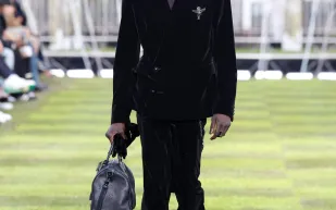 "Louis Vuitton" تقدم تصميمات مستوحاة من السفر في أسبوع الموضة بباريس (فيديو)