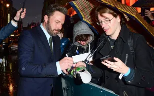 بن أفليك يتباهى بحذاء Nike SB Dunk Low What the Dunk النادر بقيمة 280 ألف دولار (صور)