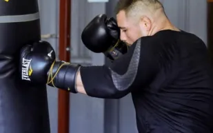 آندي رويز يستعرض سيارته الفاخرة المستوحاة من كانيلو ألفاريز (فيديو)