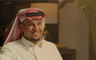 فيصل العيسى يكشف عن مهنة غير متوقعة يعمل بها منذ 15 عامًا (فيديو)