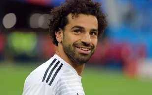 ليفربول يتغنى بهدف محمد صلاح التاريخي في تشيلسي (فيديو)