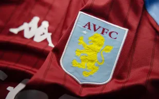 "غير منطقية".. الملياردير المصري مالك أستون فيلا يهاجم قواعد الدوري الإنجليزي