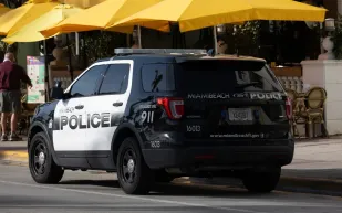 شرطي أمريكي يعتنق الإسلام وينطق الشهادتين (فيديو)