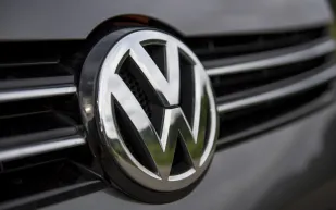 فولكس فاجن تتراجع عن  التحول للسيارات الكهربائية وتراهن على محركات الاحتراق الداخلي التقليدية