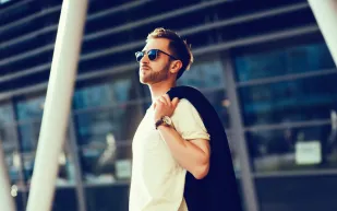 الرجل يرتدي ملابس أقل من المرأة في الشتاء لهذه الأسباب