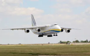 هذا ما تفعله أكبر طائرة في العالم في السحاب (فيديو)