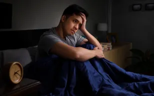 توترك بالنهار قد ينقلب عليك ليلًا: ما هي أحلام التوتر؟