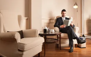 اقتراحات قائمة "جيه بي مورغان" الـ 25.. كتب سيقرؤها أثرياء العالم خلال أغسطس