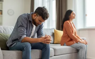 الصمت العقابي بين الزوجين: كيفية كسر دائرة الصمت وبناء جسور التواصل