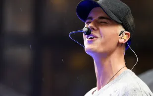 جاستين بيبر يُغني في ضيافة أغنى رجال آسيا (فيديو)