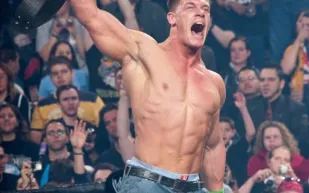 نهاية حقبة أسطورية: كواليس اعتزال جون سينا عالم WWE (فيديو)