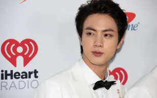 من حمل الشعلة لاقتناص الذهب: مشاهير العالم في رحلة الأولمبياد