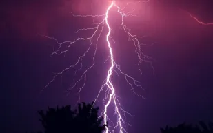 رحالة سعودي ينجو من صاعقة في جبال جازان (فيديو)