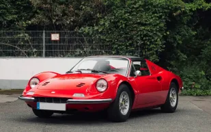 سيارة "Ferrari Dino 246 GTS" الفريدة للبيع بـ400 ألف يورو في مزاد