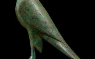 بيع تمثال صقر برونزي يعود للعصر البطلمي في مصر مقابل 630 ألف جنيه إسترليني