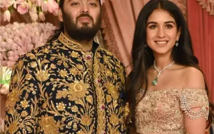 أنانت أمباني يبهر نجوم "زفاف القرن" بهدية فاخرة بقيمة 200 ألف دولار (فيديو)