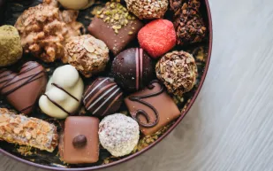 مفاجأة: طعام غير متوقع قد يقلل الرغبة في تناول الحلوى