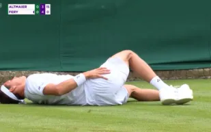 صرخ من الألم.. لحظة سقوط الألماني ألتماير في "ويمبلدون للتنس" (فيديو) 