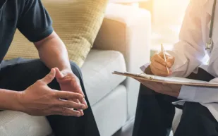 لماذا يرفض الرجال تلقي العلاج النفسي؟.. تقرير يكشف 3 أسباب