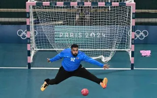 دب مجنون .. حارس مصر لكرة اليد  يثير دهشة الجماهير في أولمبياد باريس 