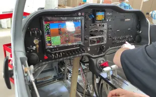 من حلم الطيران إلى رحلة حقيقية: رجل يصنع طائرة في حديقة منزله