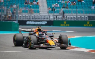 مكلارين :على  رؤساء الفورمولا 1 معاقبة فيرستابن بسبب حادث نوريس