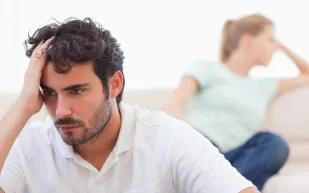 المشاكل المالية تُخرس الأزواج: دراسة تكشف تأثير الإجهاد المادي على التواصل بين الشركاء