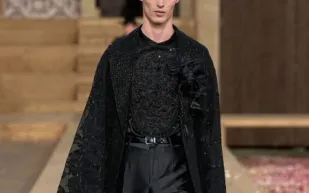 الأسود يسيطر على عرض "دولتشي أند غابانا" للأزياء الرجالية في جزيرة سردينيا